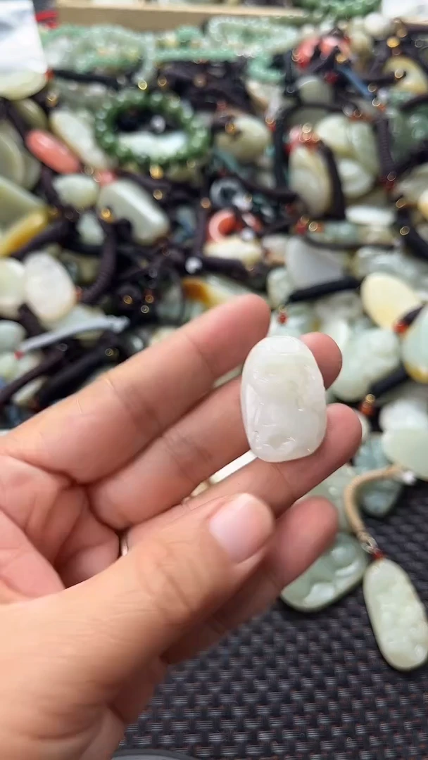 和田玉未镶嵌颈饰（多样性发一件）没有证书有瑕