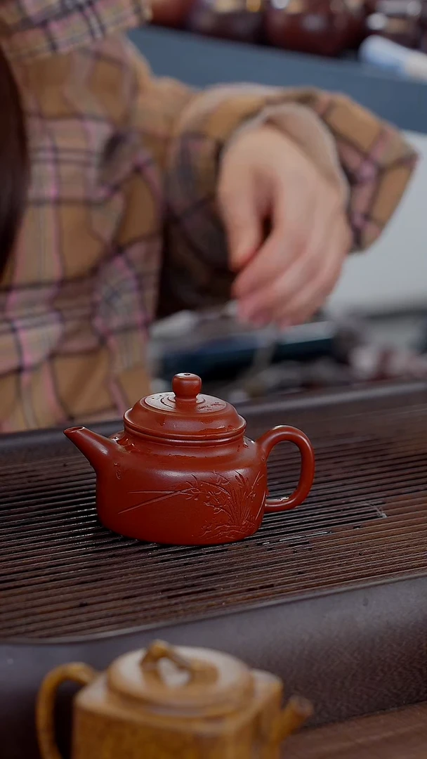 【闪购商品】紫砂茶壶朱泥兰刻剑流德钟