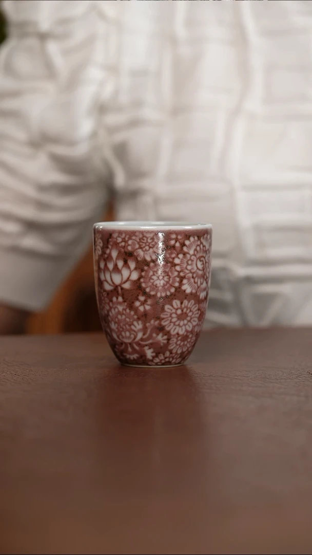 釉里红万花纹手握杯