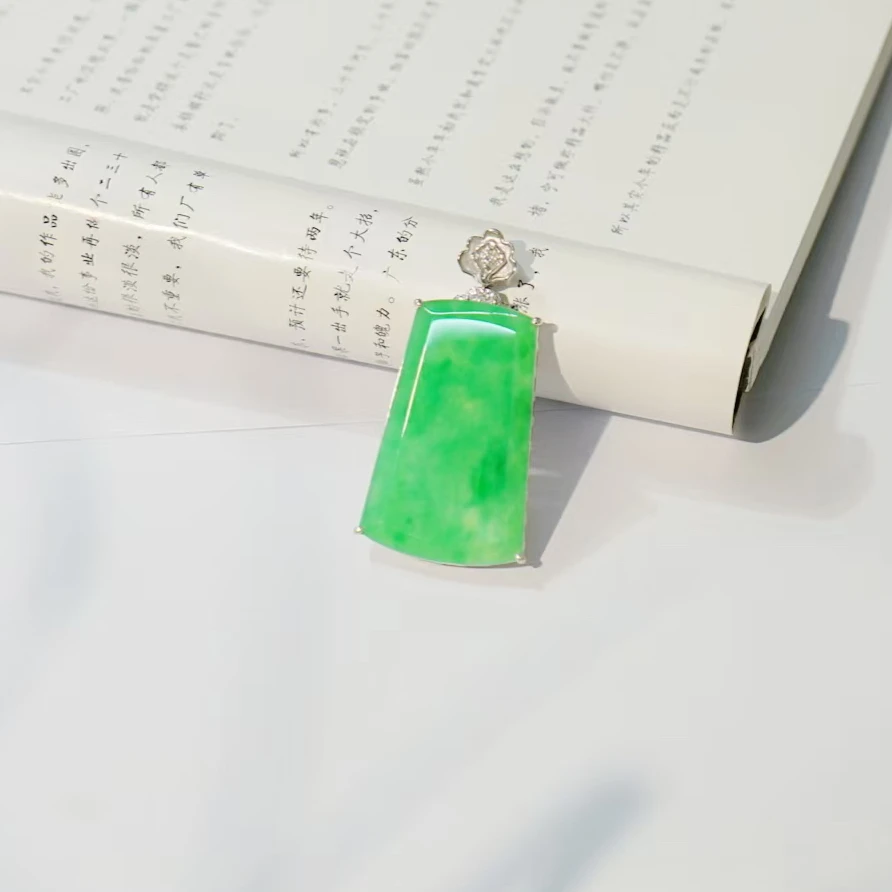 18k金镶嵌翡翠经典无事牌吊坠