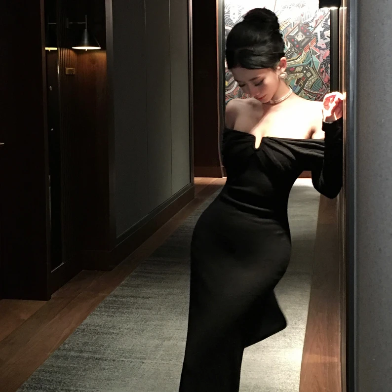 辣妹性感黑色一字肩针织长袖连衣裙女初秋装气质御姐包臀礼服长裙