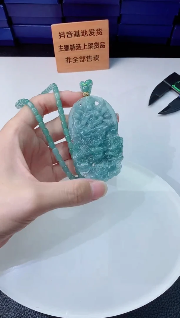 翡翠未镶嵌颈饰      `