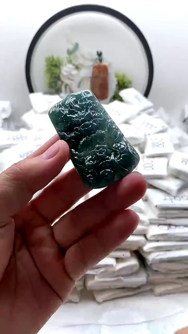 颈饰未镶嵌翡翠龙牌
