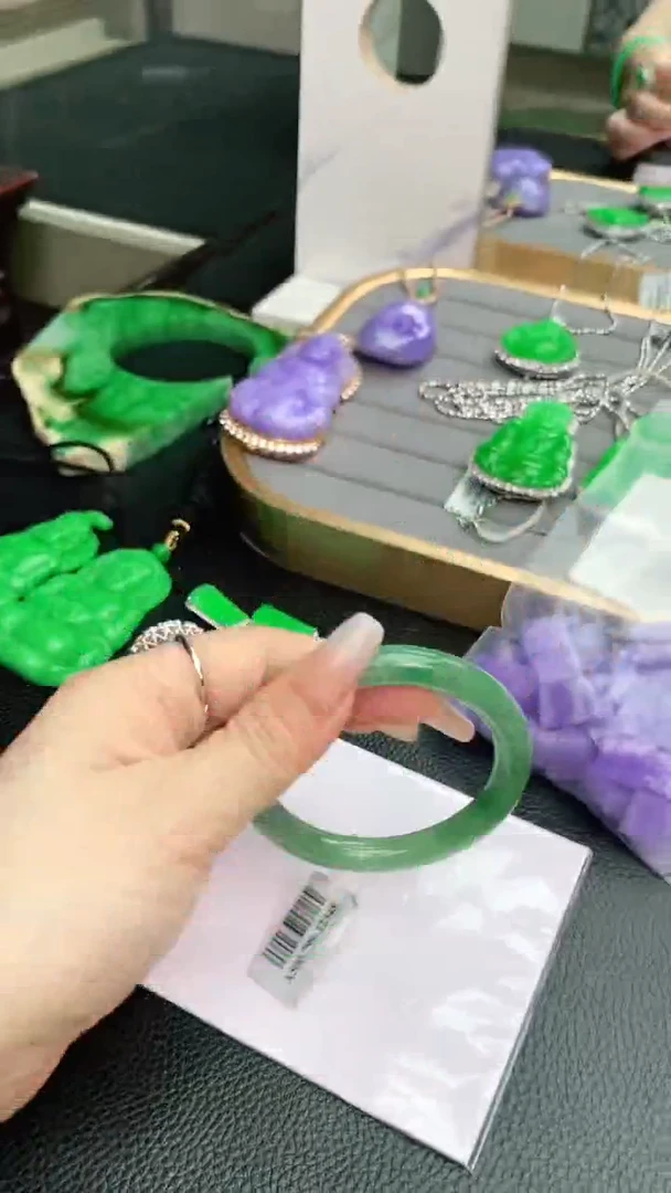 【闪购商品】翡翠手镯未镶嵌赠礼盒证书