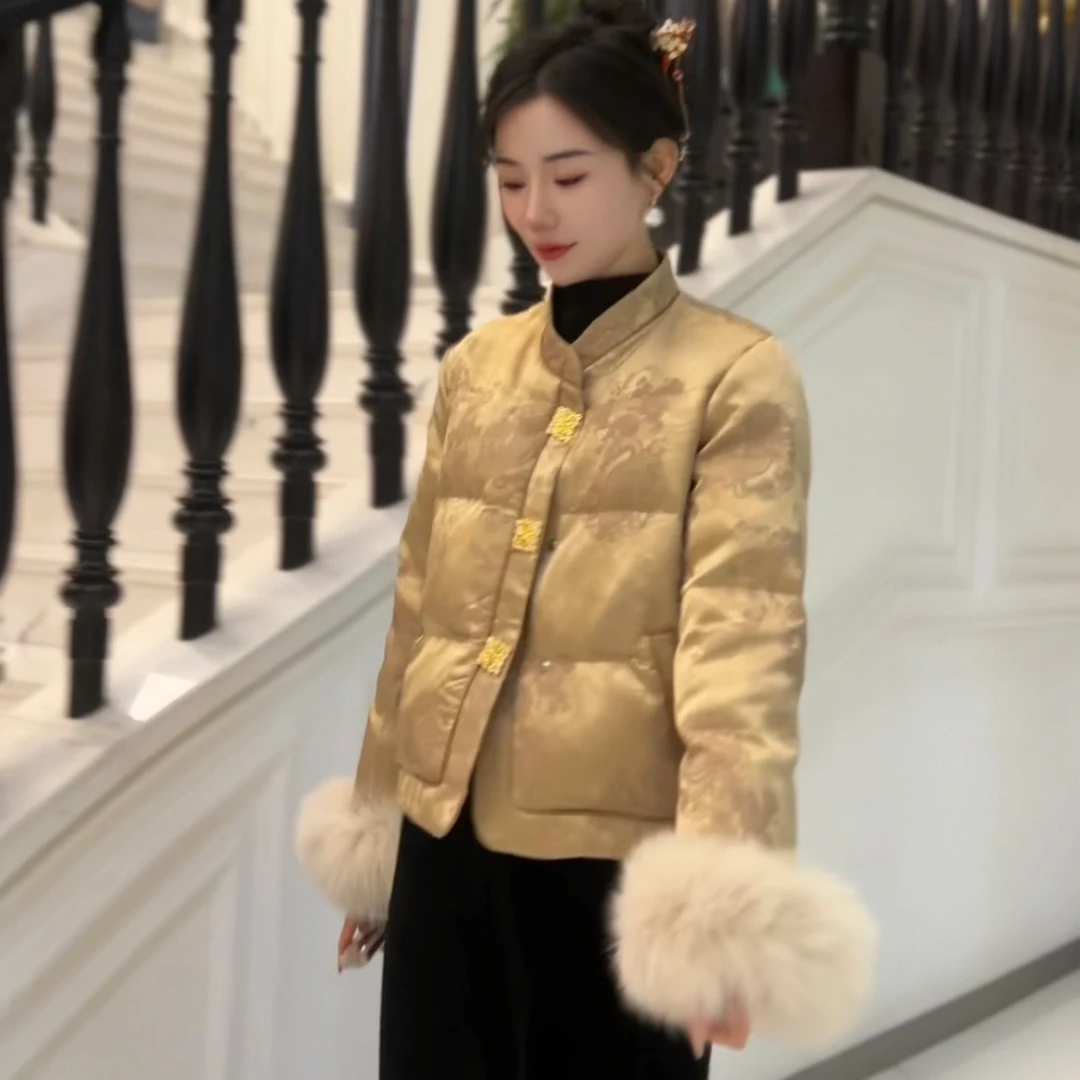 2025新年战袍90白鸭绒袖口狐狸毛新中式国风提花复古立领羽绒服