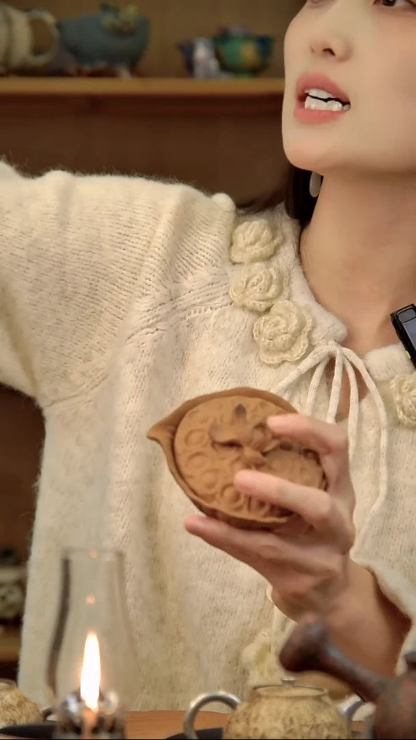 言野手作 莲花壶