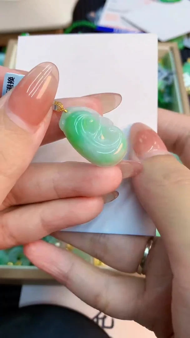 翡翠18K金镶嵌颈饰           1