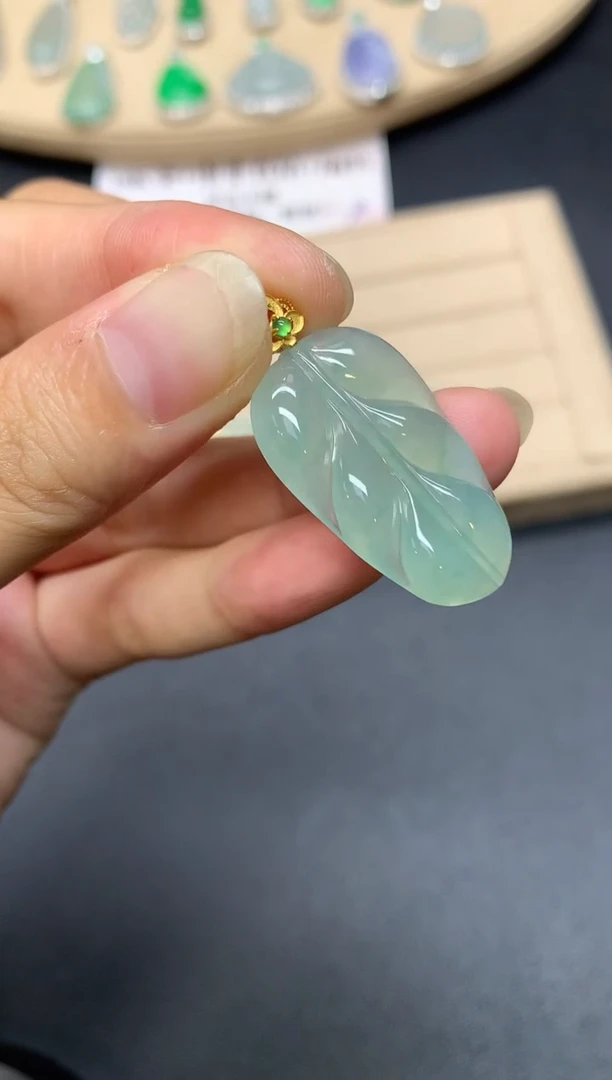 翡翠18K金镶嵌吊坠(不含链)叶子【无服务费】