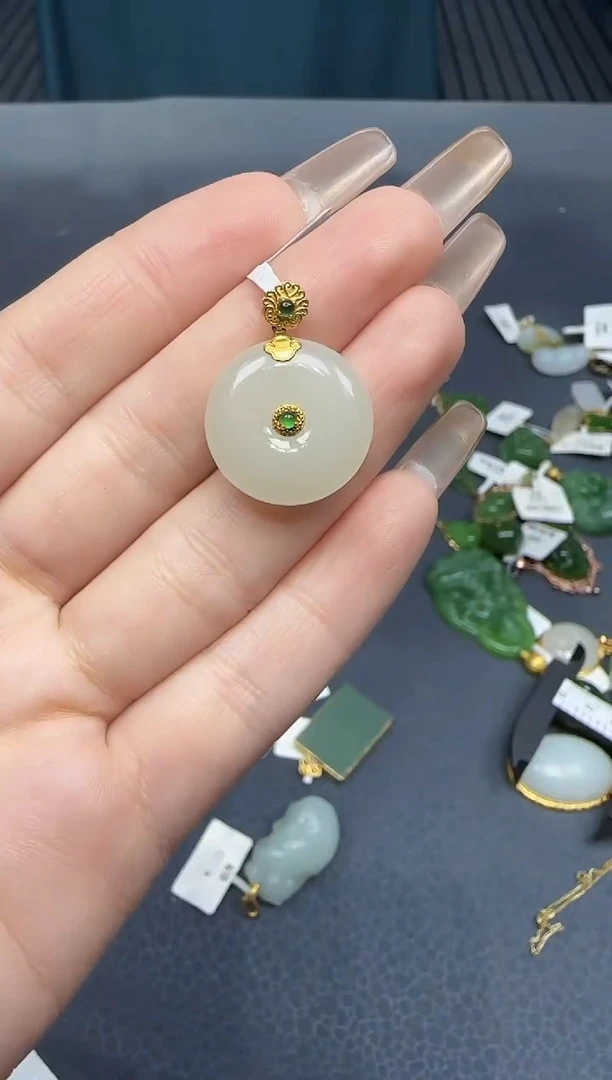 【闪购商品】和田玉挂件18K金镶嵌1