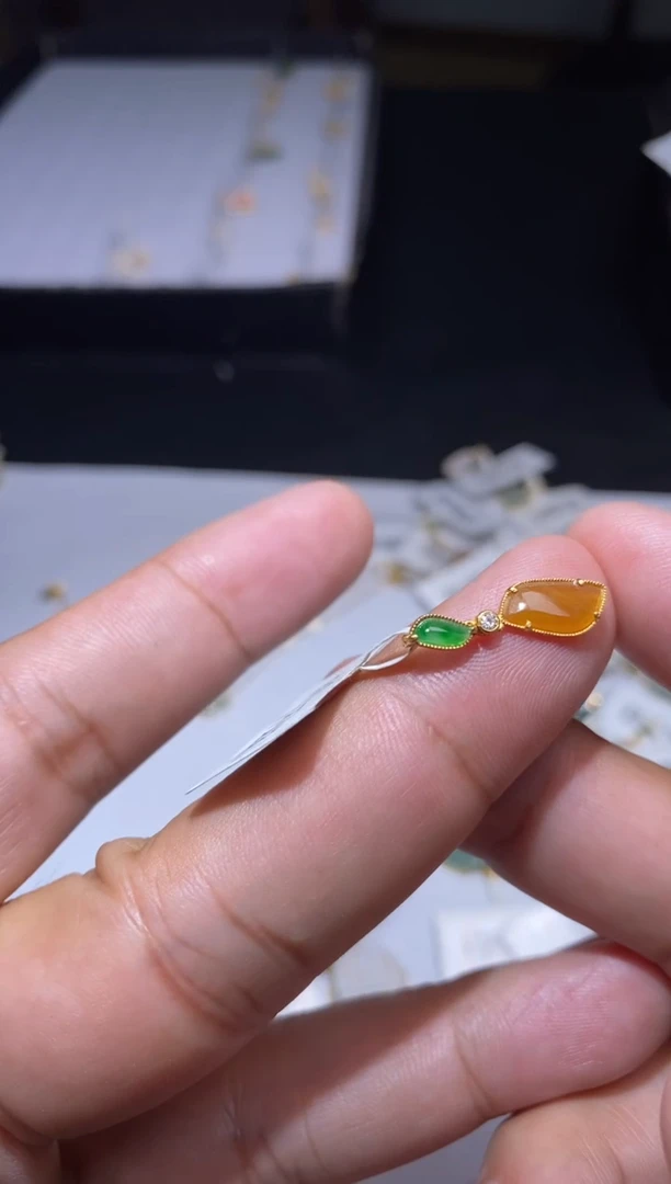 翡翠18K金镶嵌吊坠(不含链)1