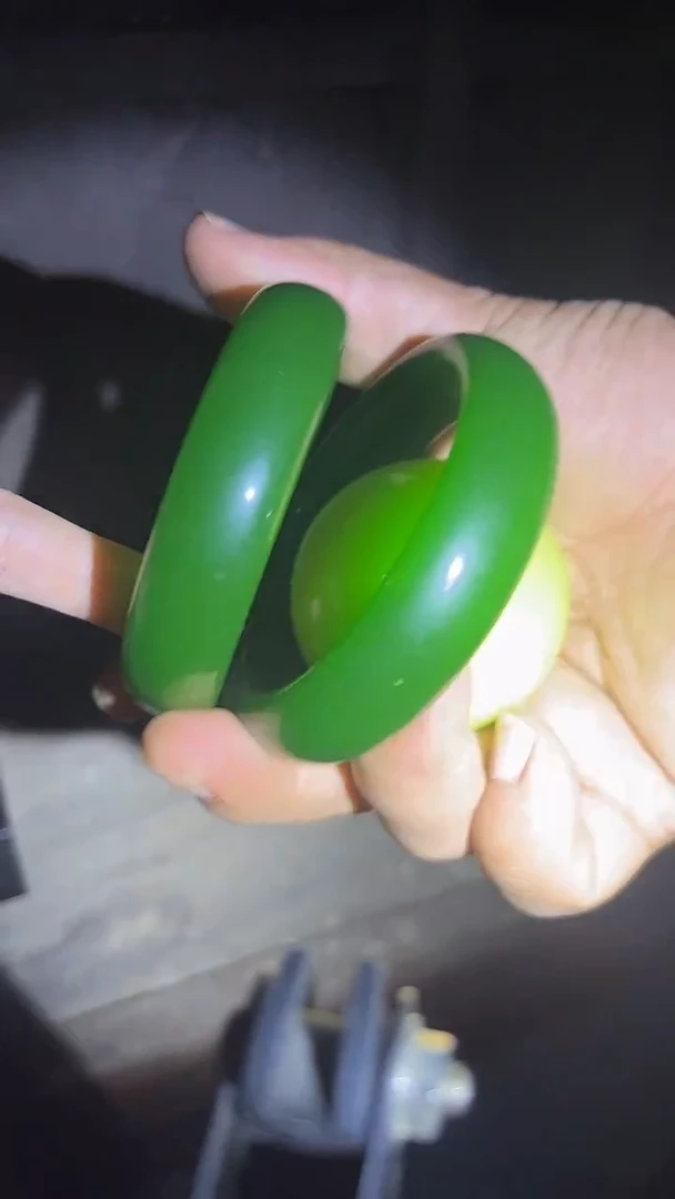 和田玉手镯未镶嵌手镯.1对+珠子.1.扁宽.绿