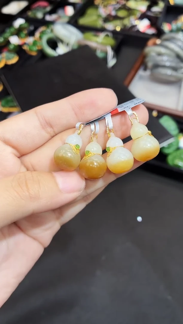 吊坠(赠链)18K金镶嵌和田玉多样性发一