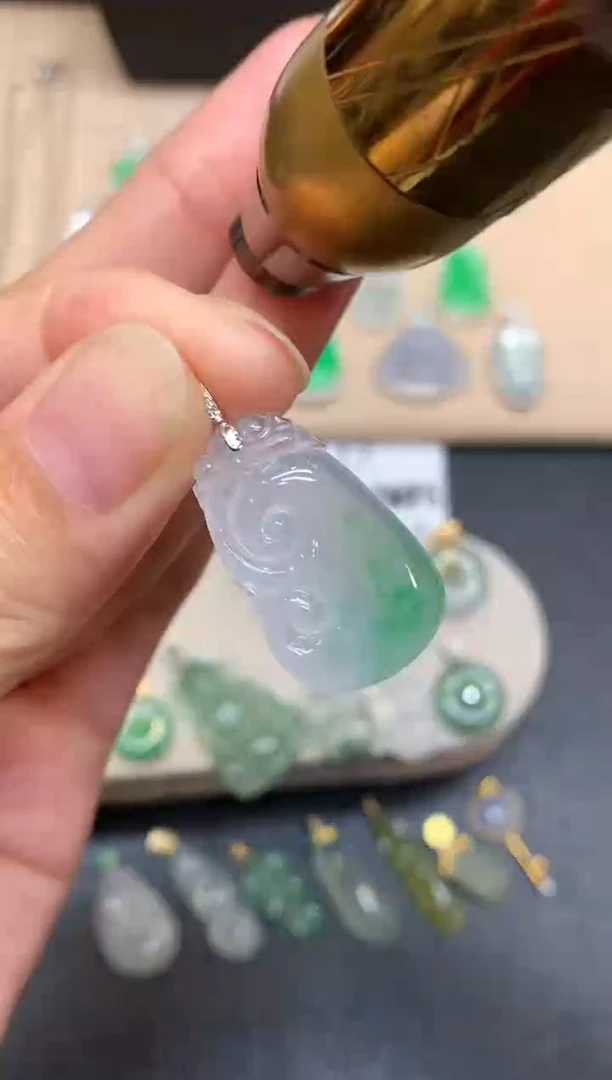 颈饰18K金镶嵌翡翠如意【无服务费