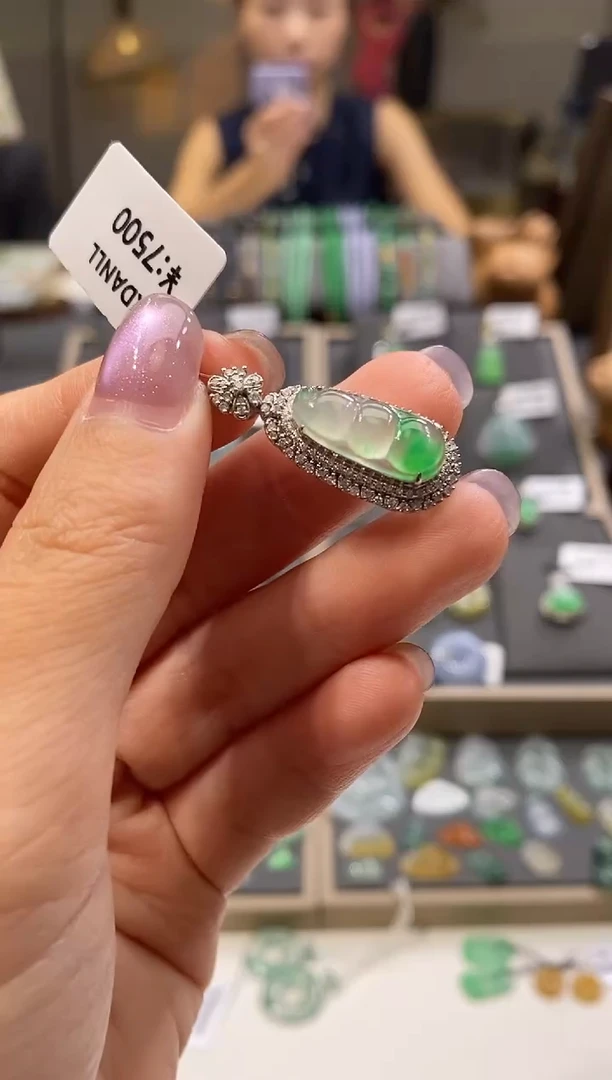 颈饰18K金镶嵌翡翠豆子