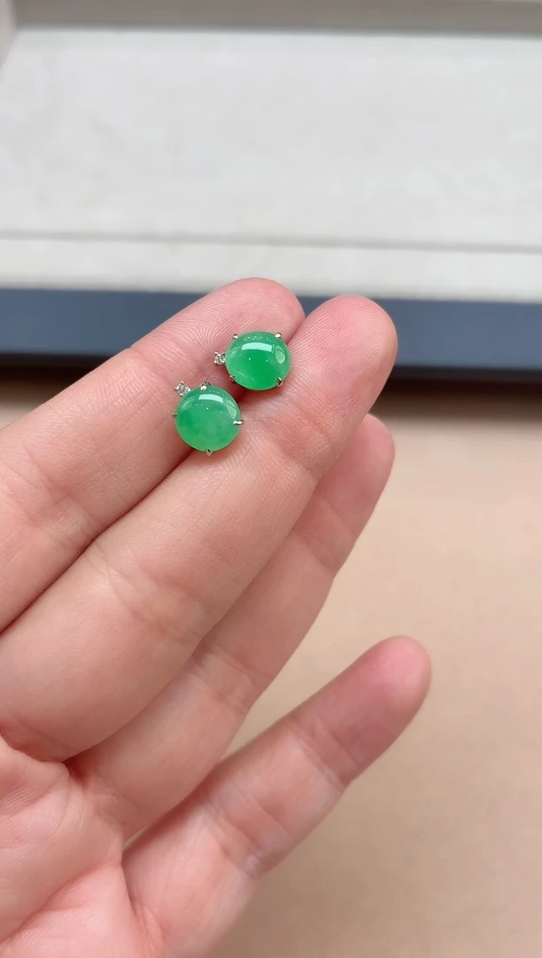 颈饰18K金镶嵌翡翠耳钉