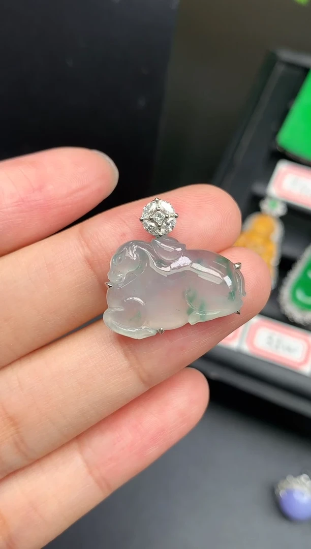 颈饰18K金镶嵌翡翠唐马