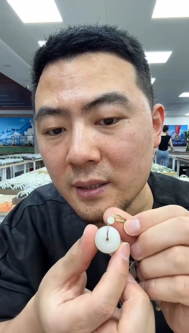 和田玉未镶嵌颈饰平安扣野牛沟