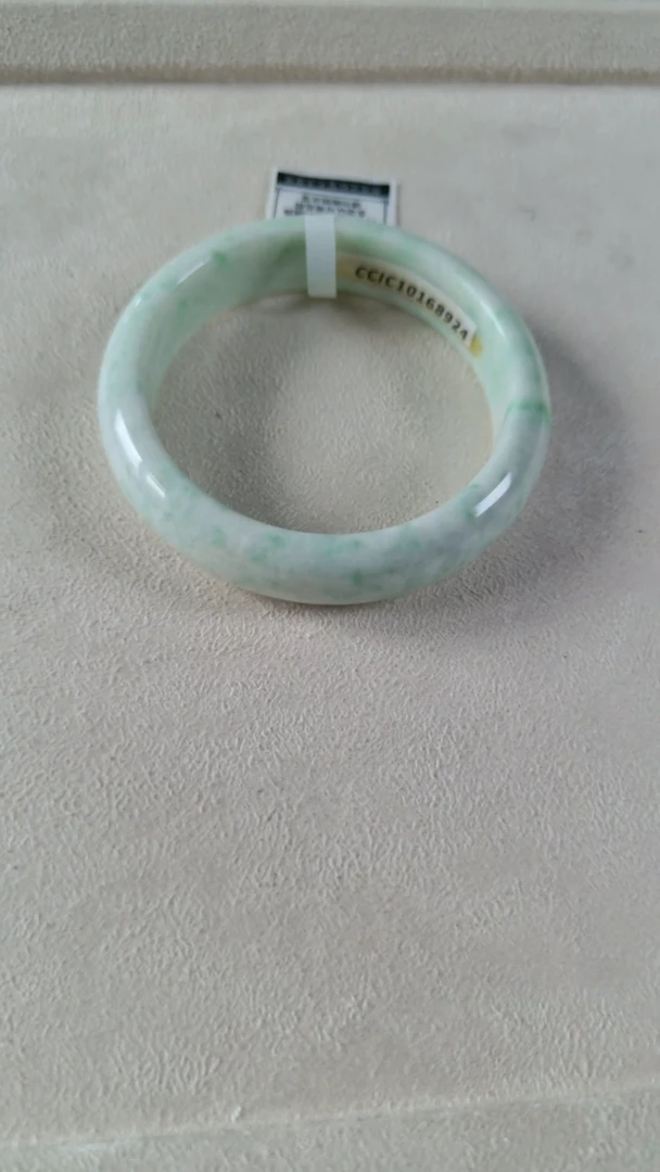 翡翠手镯未镶嵌57.8圈口瓷底飘绿花