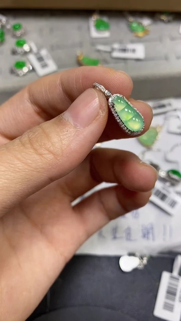 颈饰18K金镶嵌翡翠颈饰 18K金镶嵌 翡翠