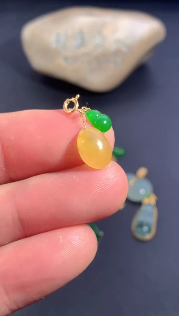 颈饰18K金镶嵌翡翠