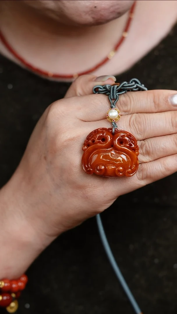 琥珀吊坠(不含链)未镶嵌古董老蜡雕刻吊坠  克重11g