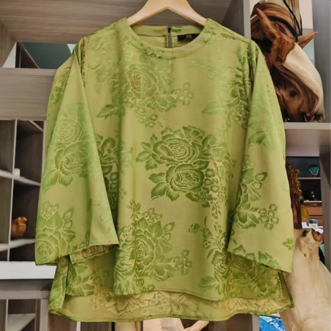 凤徕兮高级私人定制绿底绿牡丹花暗纹前短后长圆领上衣   SY5415