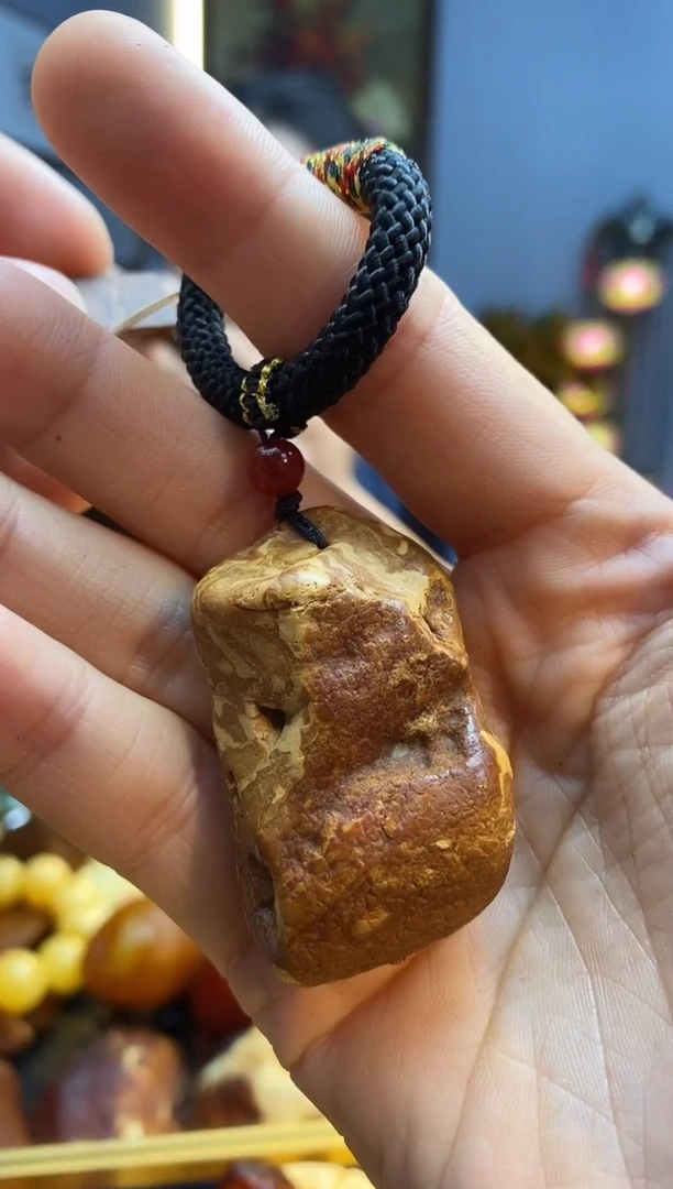 未镶嵌颈饰琥珀吊坠