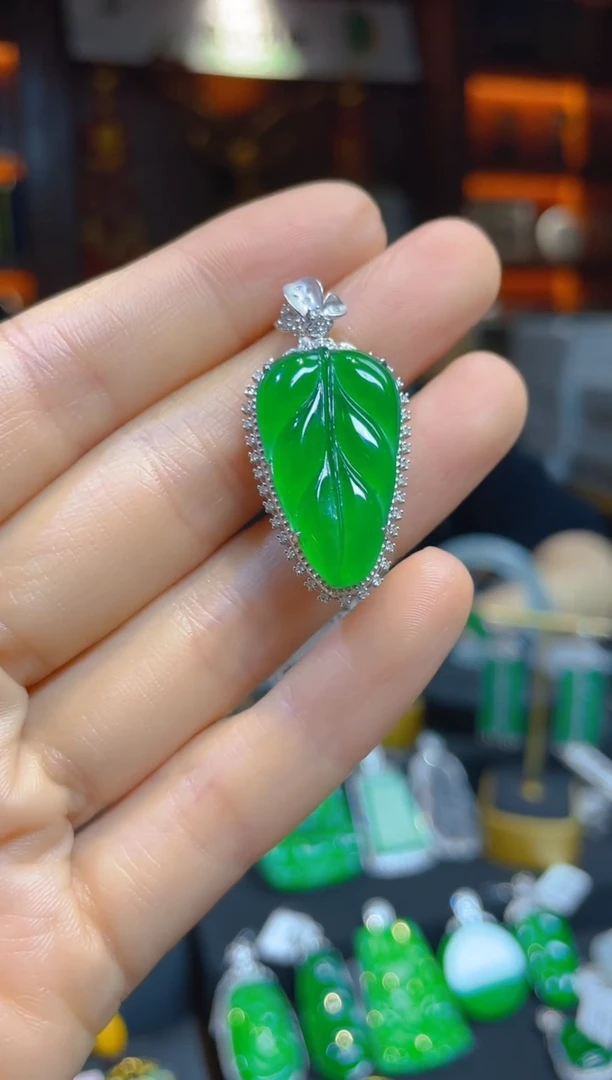 【闪购商品】翡翠颈饰18K金镶嵌112139天然A货翡翠叶子吊坠