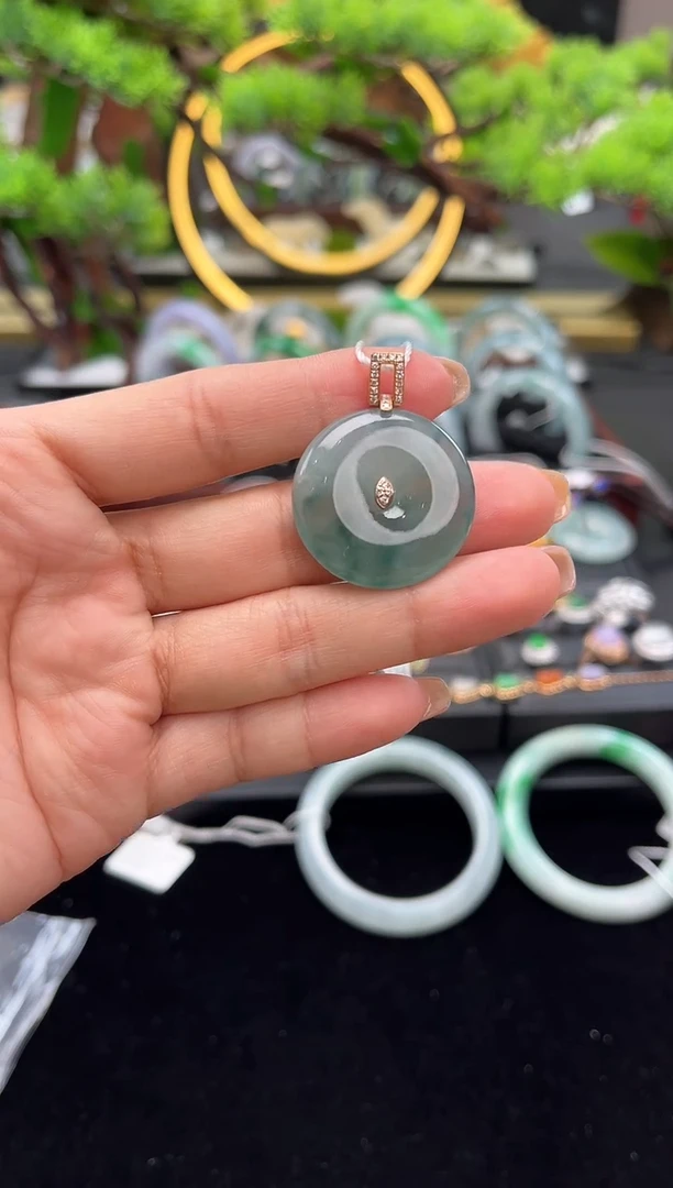 颈饰18K金镶嵌翡翠吊坠