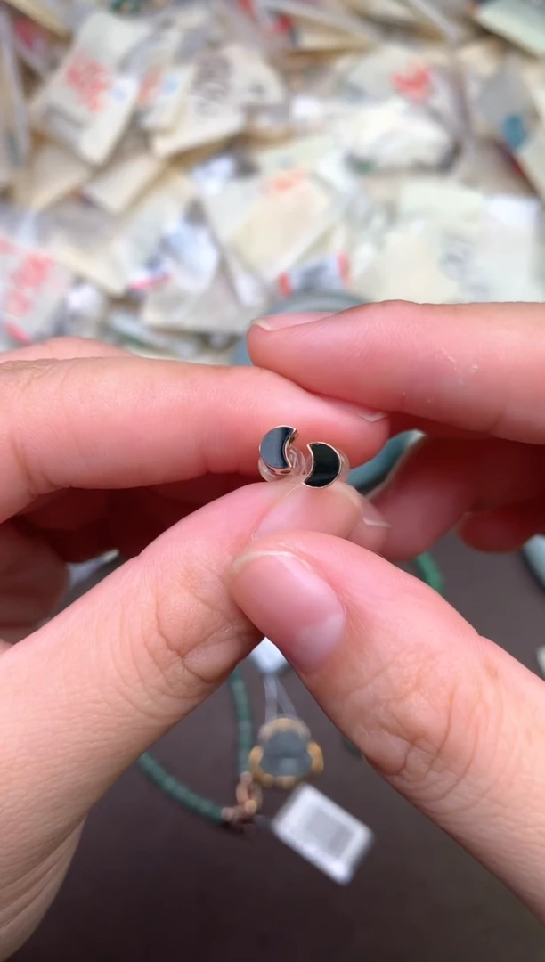 18K金镶嵌挂件翡翠 —