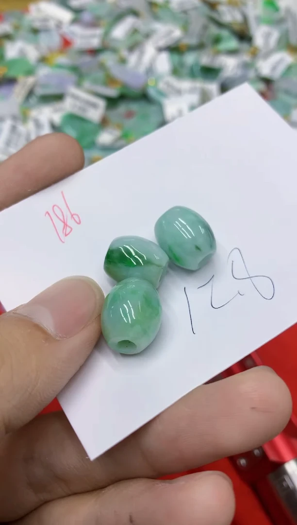 翡翠未镶嵌颈饰1111111111多样性发其一