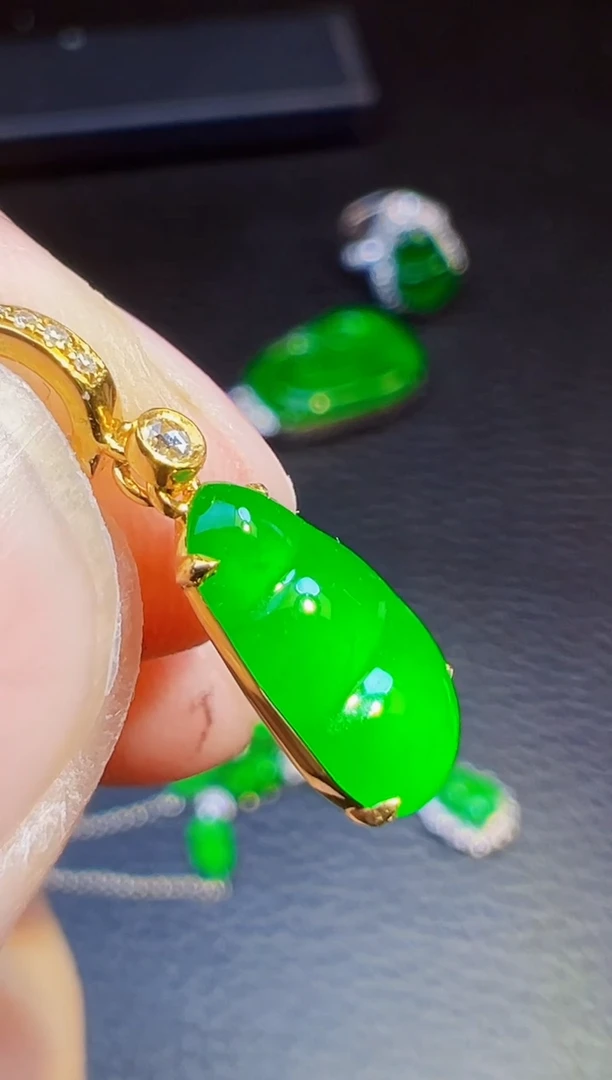 颈饰18K金镶嵌翡翠厉*荪翡翠