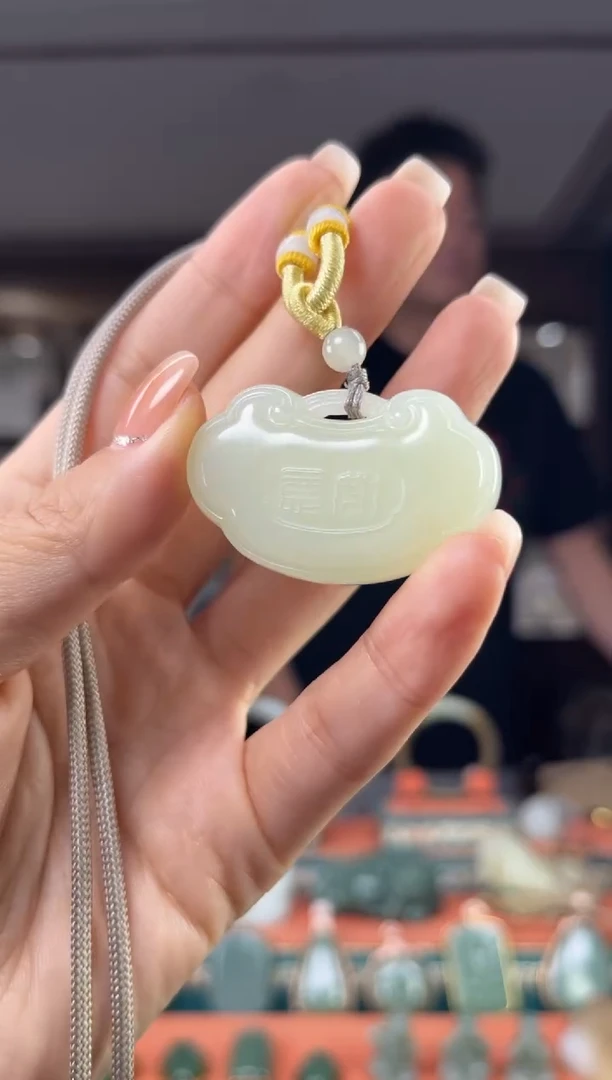 颈饰未镶嵌和田玉佩佩