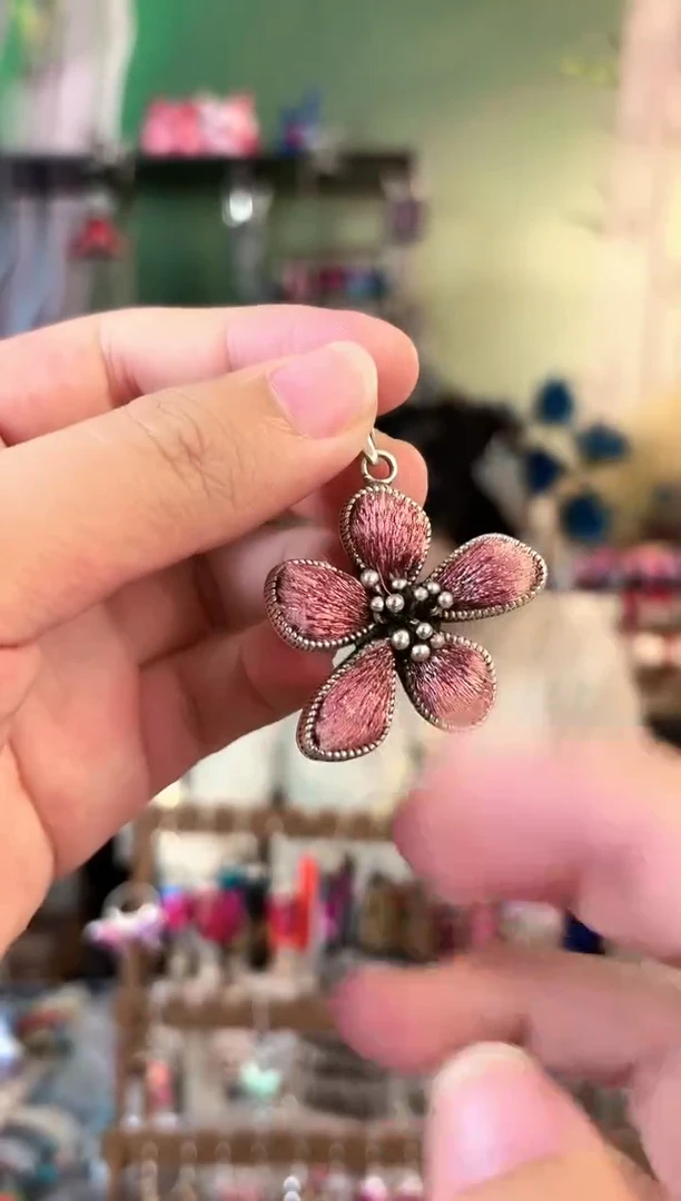 彩云南阁非遗老绣饰品214