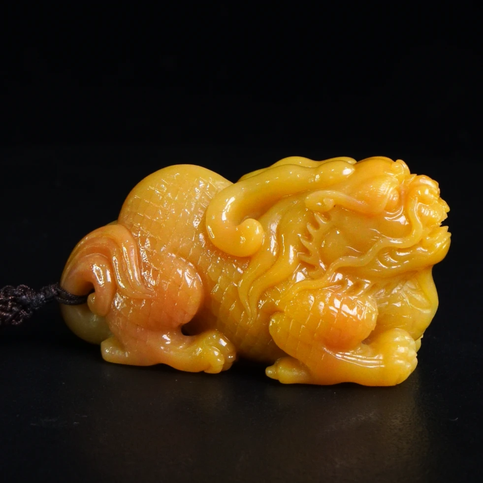 34寿山石黄芙蓉貔貅手把件73.1克6.3x2.8x3.4