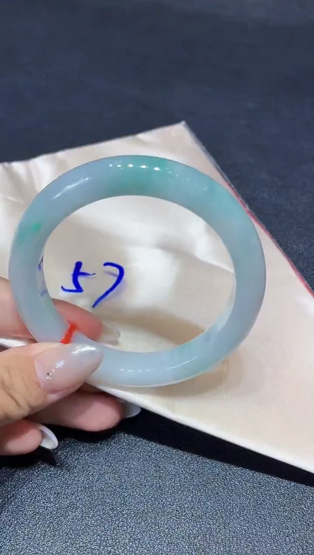 翡翠手镯未镶嵌翡翠手镯