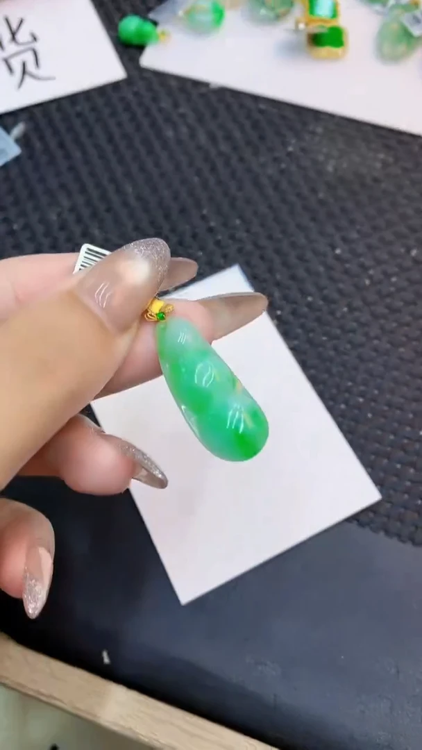 颈饰18K金镶嵌翡翠1