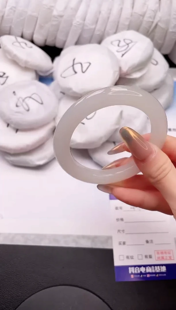 【闪购商品】石英质玉手镯未镶嵌27K44-57