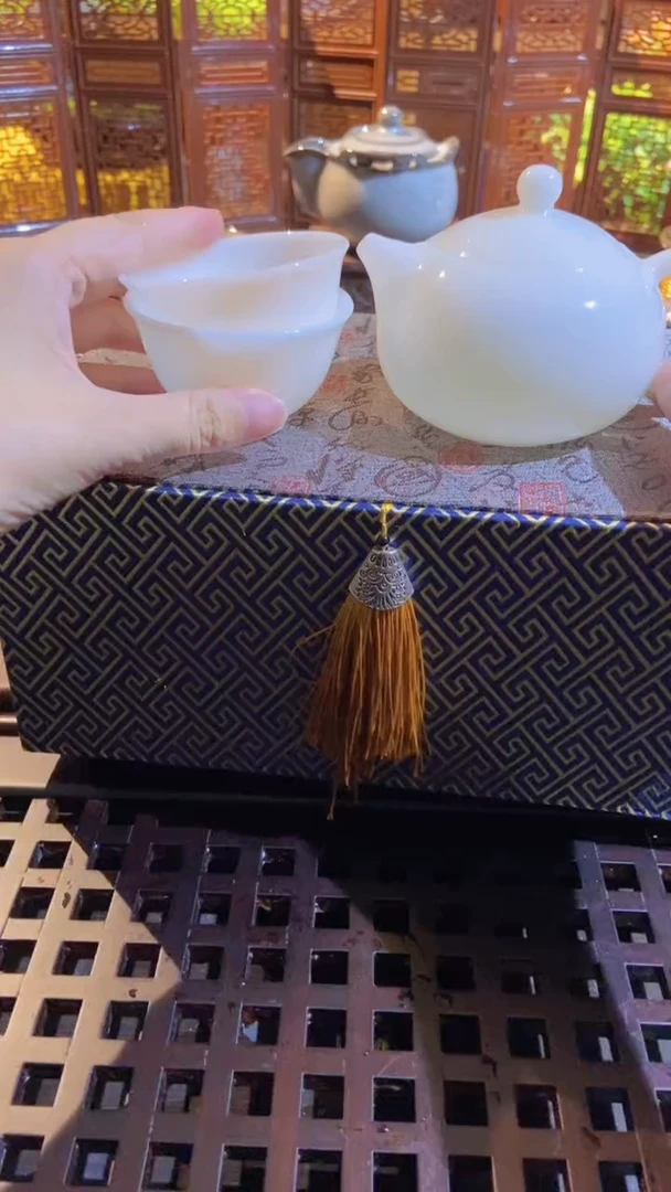 璞玉茶壶+2个小杯子+礼盒