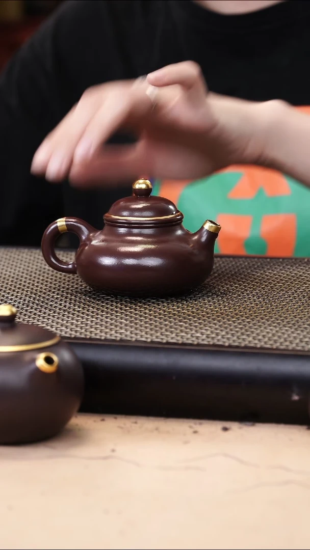 茶壶紫砂四号井茄皮紫泥描金容天140cc