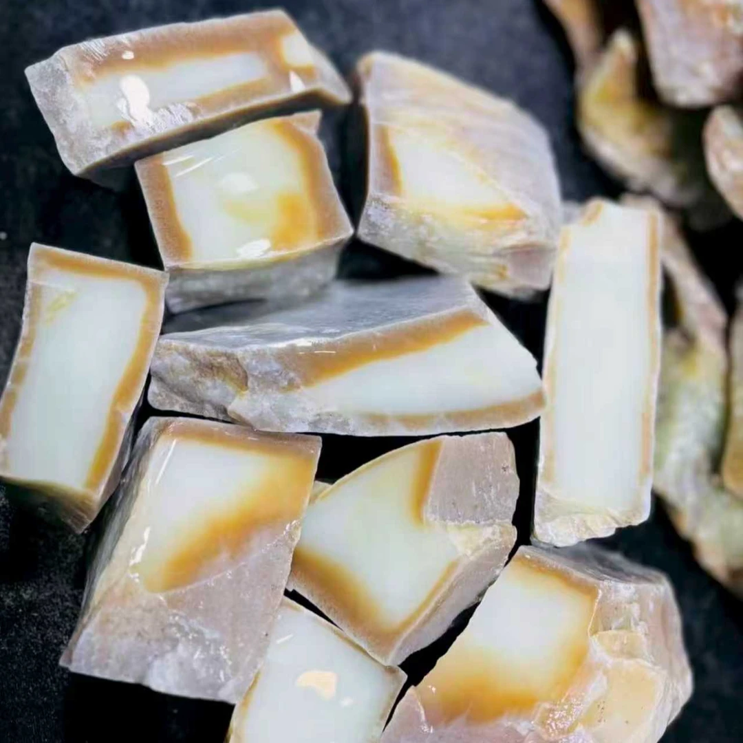 新疆玉质奇石毛料