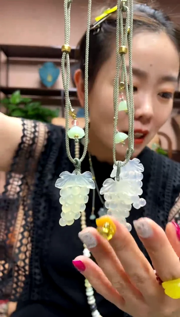 岫玉未镶嵌吊坠多样性发货发其中之一