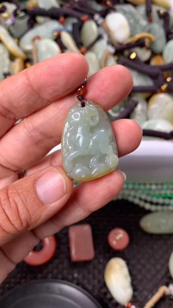 【闪购商品】和田玉颈饰未镶嵌多样性发货没有证书.拍一发一，有瑕