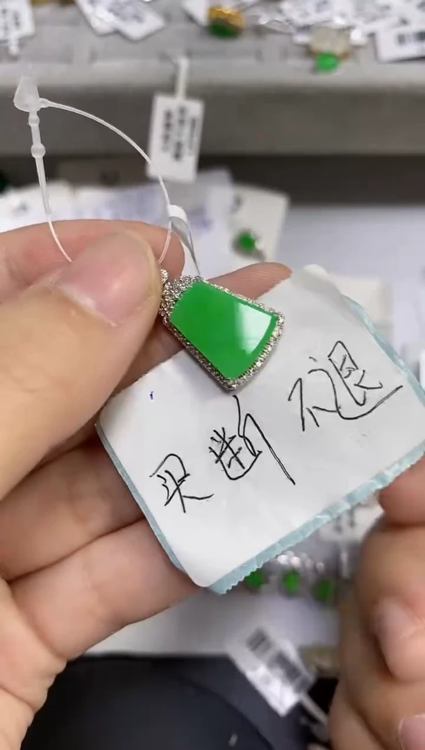 翡翠18K金镶嵌颈饰小*翡翠 戒指 18K金镶嵌