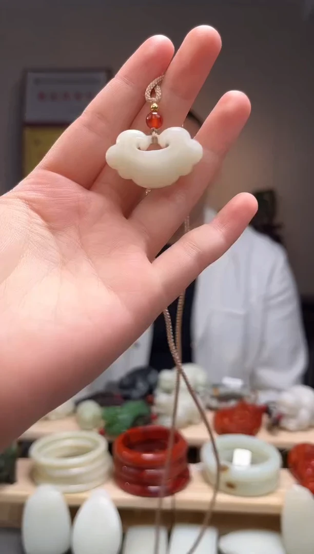 颈饰未镶嵌和田玉吊坠
