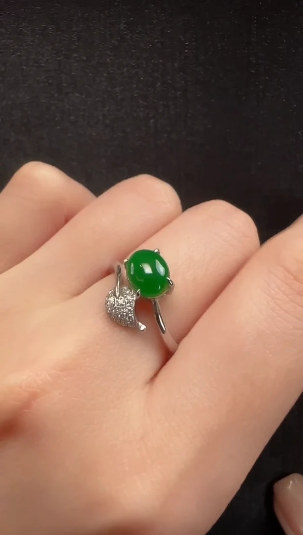 翡翠戒指18K金镶嵌135蛋面一只