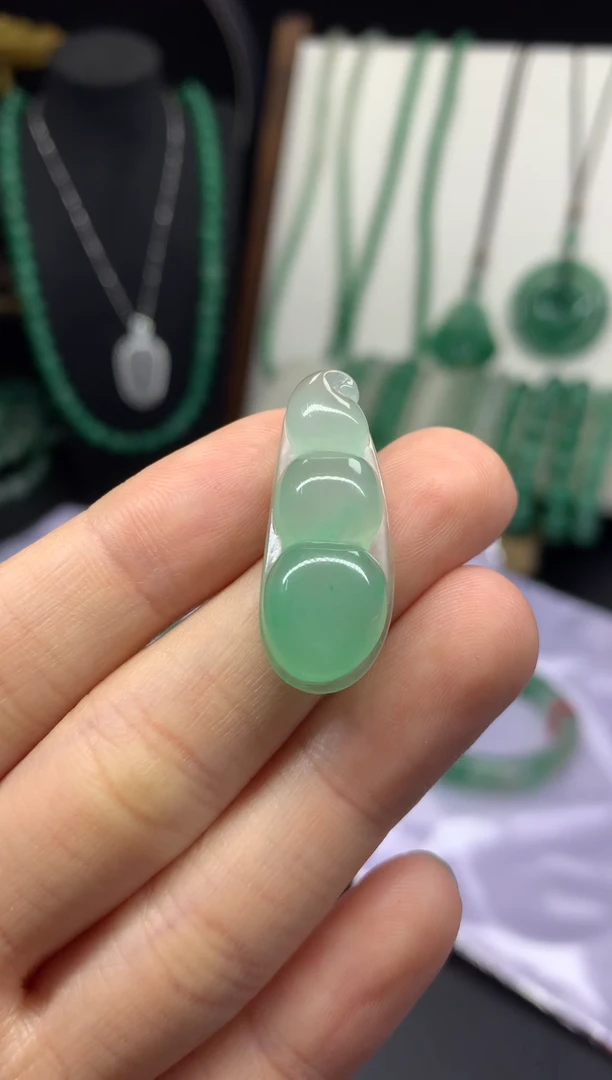 吊坠(不含链)未镶嵌石英质玉（非洲翠）福豆
