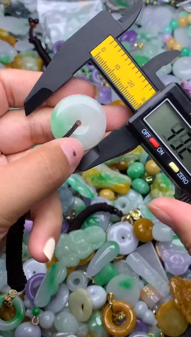 颈饰未镶嵌翡翠天然缅甸翡翠吊坠