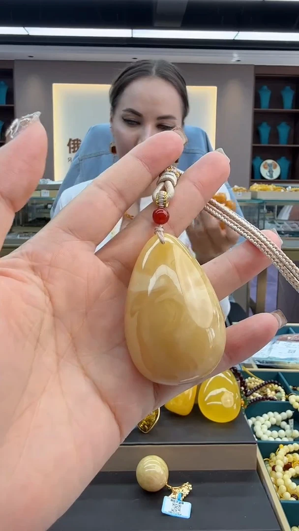 琥珀颈饰未镶嵌182秒拍号