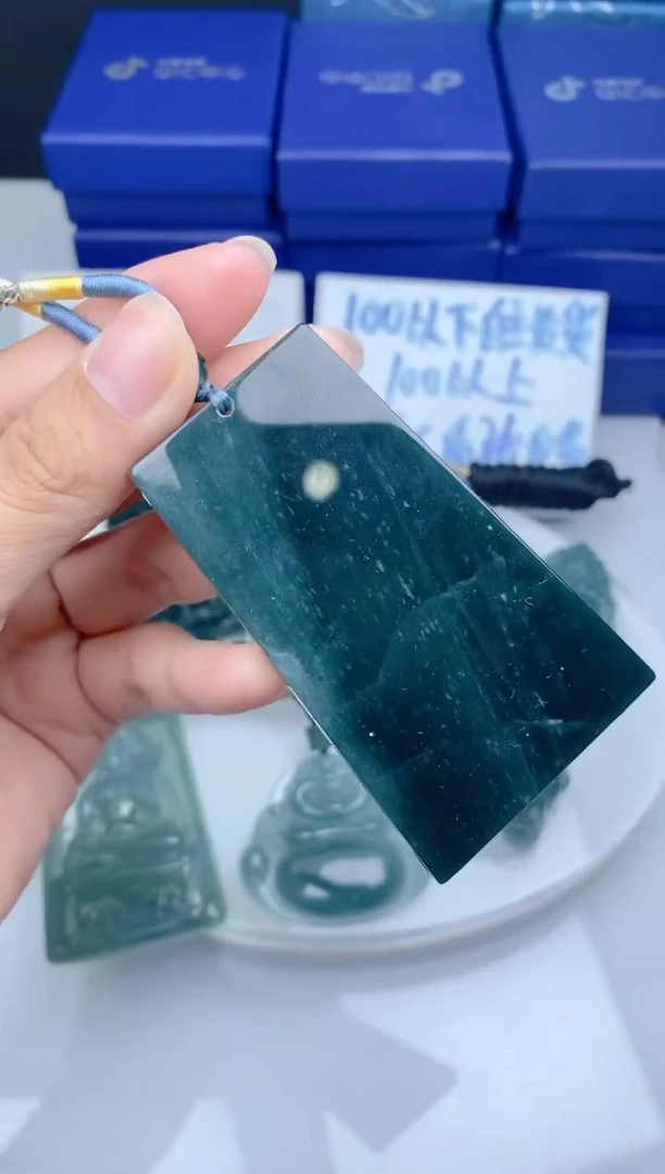 颈饰未镶嵌翡翠
